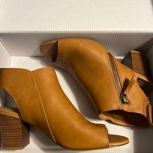 New Directions sandals NWOT